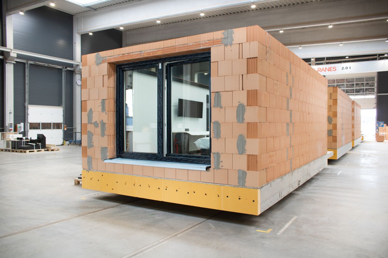 Modulbau im Werk Ziegelmodul in der Fertigungshalle.